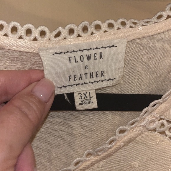Flower & Feather cream cap sleeved Top size 3XL - Picture 5 of 8